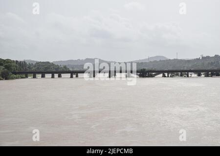 Pont ferroviaire traversant une rivière en Inde Banque D'Images