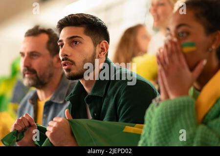 Les fans brésiliens de football soutiennent leur équipe au stade. Banque D'Images