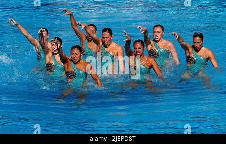 Budapest, Hongrie, 24th juin 2022. L'équipe des États-Unis concourent à la finale féminine Team Free le huitième jour des Championnats du monde FINA 2022 de Budapest au complexe aquatique national Alfred Hajos à Budapest, Hongrie. 24 juin 2022. Crédit : Nikola Krstic/Alay Banque D'Images