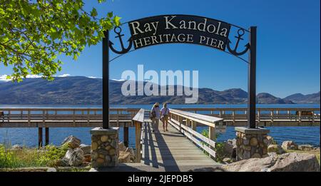 Jetée en bois sur le lac Okanagan Pachland BC. Personnes marchant dans le parc d'été. Magnifique paysage au quai du patrimoine de Ray Kandola, le matin ensoleillé de 7 juin, Banque D'Images