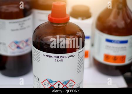 acide chlorhydrique, un produit chimique utilisé en laboratoire et dangers Banque D'Images
