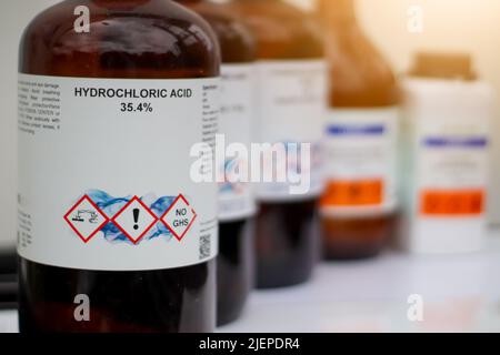 acide chlorhydrique, un produit chimique utilisé en laboratoire et dangers Banque D'Images