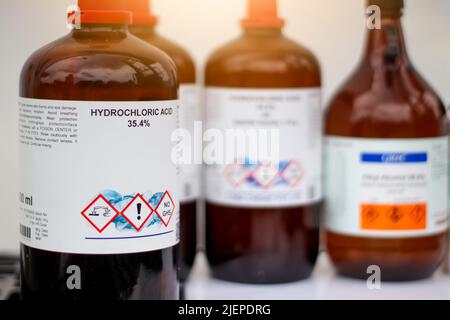 acide chlorhydrique, un produit chimique utilisé en laboratoire et dangers Banque D'Images
