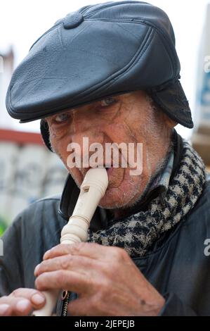 Sofia, Bulgarie. Adulte senior, homme caucasien jouant la flûte dans les rues de la capitale bulgare. Puisque les retraites et autres prestations financières pour les personnes âgées sont à peine existantes, de nombreux retraités doivent revenir à des emplois dans l'économie informelle, pour que les fins se rencontrent. Banque D'Images