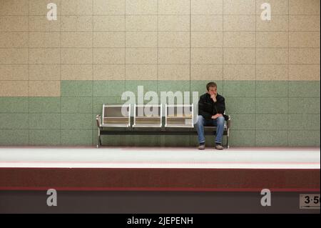 Sofia, Bulgarie. Un homme de banlieue et un voyageur attendant à la station de métro de la capitale Han Kubrat, pour sa prochaine maison de métro, après avoir travaillé à l'intérieur de son bureau de centre-ville. Banque D'Images