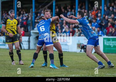 Greg Worthington, de Halifax, et Jarrod Sammut, de Barrow, ont colaté lors du match de championnat de Betfred entre Barrow RLFC et Halifax RLFC à Craven Park, Barrow, le 27 juin 2022. Photo de Simon Hall. Utilisation éditoriale uniquement, licence requise pour une utilisation commerciale. Aucune utilisation dans les Paris, les jeux ou les publications d'un seul club/ligue/joueur. Crédit : UK Sports pics Ltd/Alay Live News Banque D'Images