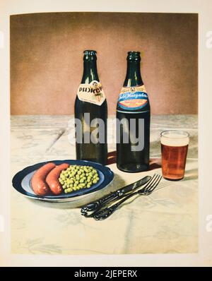 Deux bouteilles de bière en verre avec un plat de saucisse, hot dog et petits pois. De l'édition classique 1955 du livre de cuisine russe soviétique, The Book Abou Banque D'Images