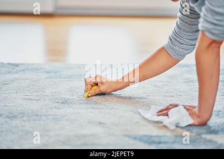 Photo de main avec tapis éponge de nettoyage Banque D'Images