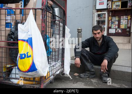 Sofia, Bulgarie, jeune homme ROM adulte prenant une pause de son travail dur, collectant carton, papier et autres déchets pour compléter ses pauvres et pauvres, revenu inférieur à standard, tout en vivant dans la banlieue de Hristo Botev. Banque D'Images