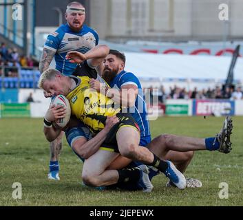 Le 27 juin 2022, Barrow's Jarrod Sammut s'attaque à Halifax Panthers Jacob Fairbank lors du match de championnat Betfred entre Barrow RLFC et Halifax RLFC à Craven Park, Barrow. Photo de Simon Hall. Utilisation éditoriale uniquement, licence requise pour une utilisation commerciale. Aucune utilisation dans les Paris, les jeux ou les publications d'un seul club/ligue/joueur. Crédit : UK Sports pics Ltd/Alay Live News Banque D'Images