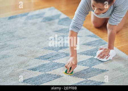 Photo de main avec tapis éponge de nettoyage Banque D'Images