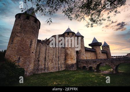 Vue extérieure du château intérieur à l'intérieur de la forteresse médiévale de Carcassonne au crépuscule Banque D'Images