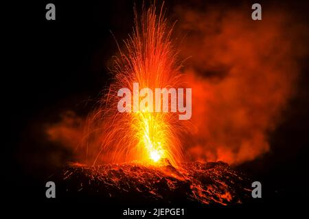 Des bombes de lave éclatent de plusieurs évents de ce volcan la nuit. Cette activité explosive a duré 2000 ans. Stromboli, Iles Eoliennes, Sicile, Italie Banque D'Images