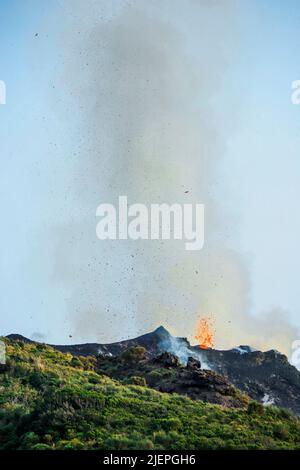 Des bombes de lave éclatent de plusieurs évents sur ce volcan. Cette activité explosive a duré au moins 2000 ans. Stromboli, Iles Eoliennes, Sicile, Italie Banque D'Images