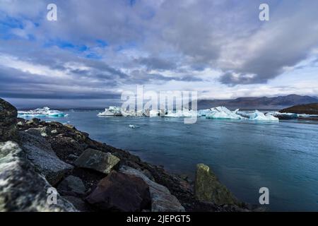 Icebergs sur le canal de la lagune de Jokulsarlon jusqu'à l'océan Banque D'Images