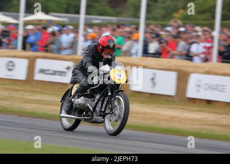 Une course de moto BMW au Festival of Speed 2022, Goodwood, Sussex, Royaume-Uni Banque D'Images