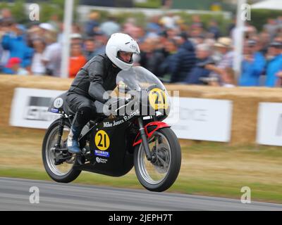 Une course de moto Ducati au Festival of Speed 2022, Goodwood, Sussex, Royaume-Uni Banque D'Images