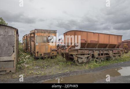 Moyasta Junction, Clare, Irlande. 27th juin 2022. Un wagon à charbon avec quelques wagons en attente de restauration par le West Clare Railway à Moyasta, Co. Clare, Irlande. - Photo David Creedon Banque D'Images