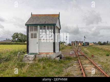 Moyasta Junction, Clare, Irlande. 27th juin 2022. Une cabine de signalisation et une voie de chemin de fer de West Clare à Moyasta, Co. Clare. Irlande. - Photo David Creedon Banque D'Images