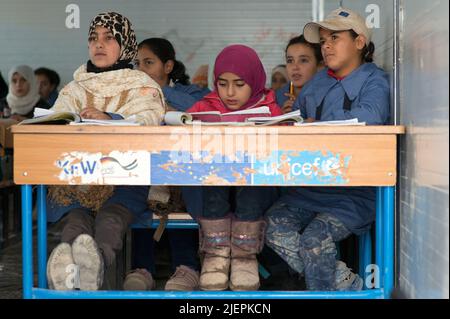Al Mafraq, Jordanie. À l'intérieur du camp de réfugiés d'Al Za'atari, le deuxième plus grand duw du monde à la guerre civile toujours en cours en Syrie, les enfants reçoivent une éducation pour stimuler leur développement et se préparer à la vie future. Banque D'Images