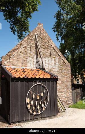 Enkhuizen, pays-Bas, juin 2022. Séchage du poisson contre l'ancien hangar d'une maison de pêcheur au Markermeer près d'Enkhuizen. Photo de haute qualité Banque D'Images