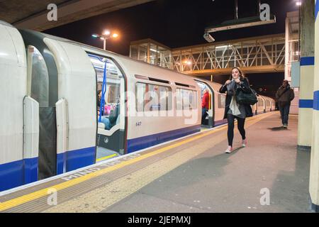 Londres, Royaume-Uni. Départ et départ des trains de métro de Londres à la station de métro Acton Town, l'une des nombreuses stations de métro de Britains Capital. Banque D'Images
