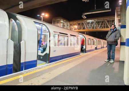 Londres, Royaume-Uni. Départ et départ des trains de métro de Londres à la station de métro Acton Town, l'une des nombreuses stations de métro de Britains Capital. Banque D'Images