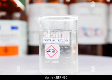 Hydroxyde de potassium liquide dans le verre, chimique dans le laboratoire et l'industrie Banque D'Images