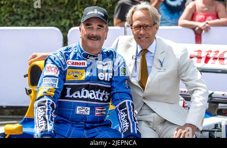 Goodwood, Royaume-Uni. 26th juin 2022. Nigel Mansell et le duc de Richmond au Goodwood Festival of Speed du circuit de Goodwood, à Goodwood, au Royaume-Uni, le dimanche 26 juin 2022. Photo de Phil Hutchinson. Utilisation éditoriale uniquement, licence requise pour une utilisation commerciale. Aucune utilisation dans les Paris, les jeux ou les publications d'un seul club/ligue/joueur. Crédit : UK Sports pics Ltd/Alay Live News Banque D'Images