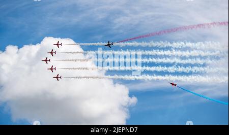 Goodwood, Royaume-Uni. 26th juin 2022. Les Red Arrows se sont produits au Goodwood Festival of Speed du circuit de Goodwood, à Goodwood, au Royaume-Uni, le dimanche 26 juin 2022. Photo de Phil Hutchinson. Utilisation éditoriale uniquement, licence requise pour une utilisation commerciale. Aucune utilisation dans les Paris, les jeux ou les publications d'un seul club/ligue/joueur. Crédit : UK Sports pics Ltd/Alay Live News Banque D'Images