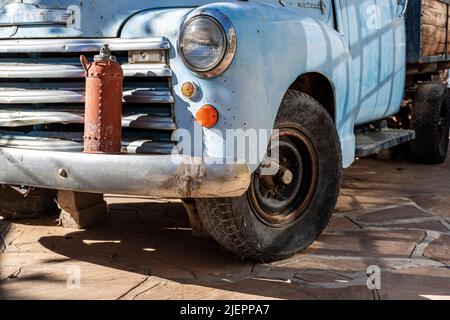 Une voiture américaine d'époque bleu clair avec un extincteur au-dessus de son pare-chocs Banque D'Images