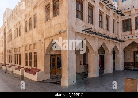 Souq Waqif est un souq à Doha, dans l'État du Qatar. Le souq est connu pour vendre des vêtements traditionnels, des épices, de l'artisanat et des souvenirs Banque D'Images