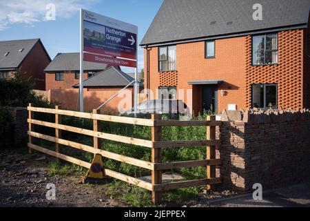 Un domaine de logement semi-achevé sur d'anciennes terres agricoles, un paysage qui évolue rapidement vers l'utilisation résidentielle par le promoteur immobilier Taylor Wimpey à Netherton Grange, Youngwood Lane, Nailsea, le 7th novembre 2021, à Nailsea, dans le nord du Somerset, en Angleterre. Près de 170 maisons sont construites ici, en bordure de Nailsea, dans le nord rural du Somerset, après l'approbation de plans détaillés. Trente pour cent des maisons seront abordables. Banque D'Images