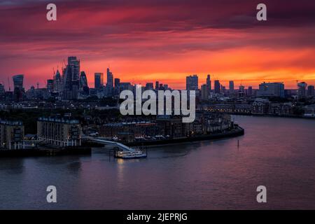 L'horizon illuminé de londres pendant un coucher de soleil d'été Banque D'Images