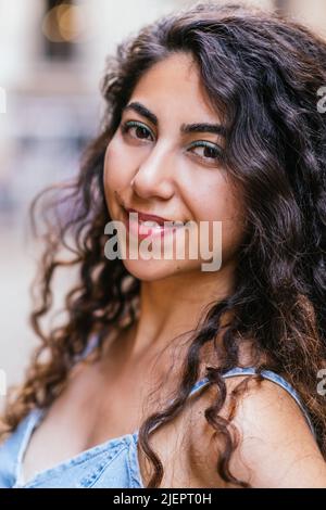 gros plan portrait d'une femme turque attrayante dans la rue Banque D'Images