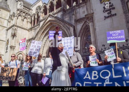 Londres, Royaume-Uni. 28th juin 2022. Des manifestants se sont rassemblés devant les cours royales de justice pour soutenir les réfugiés tandis que l'organisme de bienfaisance Women for Refugee Women (WRW) emmène le Home Office en cour pour avoir détenu des femmes dans le nouveau centre de détention d'immigration de Derwentside sans avoir accès à des conseils juridiques en personne. L'organisme de bienfaisance a déclaré que l'affaire est particulièrement urgente à la lumière du plan controversé d'expulsion des réfugiés rwandais du gouvernement britannique. Credit: Vuk Valcic/Alamy Live News Banque D'Images