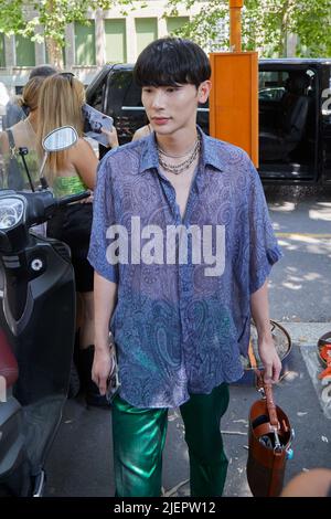 MILAN, ITALIE - 19 JUIN 2022 : Yoshiaki avant le spectacle de mode Etro, Milan Fashion week Street style Banque D'Images