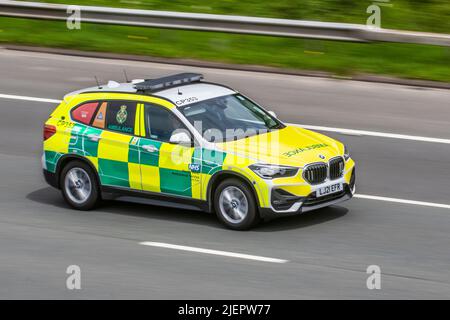 2021 BMW X1 XDrive25E M Sport Auto urgence NHS National Health Service ambulance voyageant à vitesse, sur l'autoroute M61 Royaume-Uni Banque D'Images