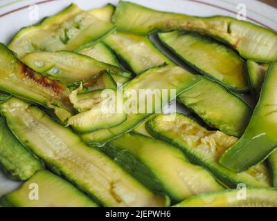 zucchini aka courgettes légumes nourriture végétarienne dans un plat Banque D'Images