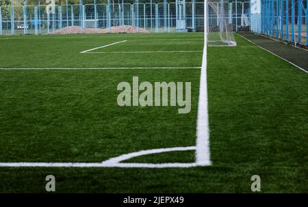 terrain de football vide. Pelouse artificielle du terrain de football avec bande blanche Banque D'Images