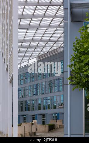 Le bâtiment Quadrant de Milton Keynes, Buckinghamshire, Royaume-Uni, en juin Banque D'Images