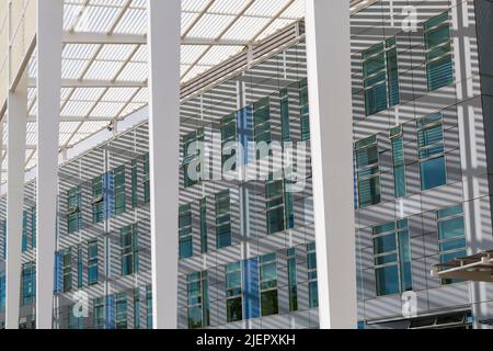 Le bâtiment Quadrant de Milton Keynes, Buckinghamshire, Royaume-Uni, en juin Banque D'Images