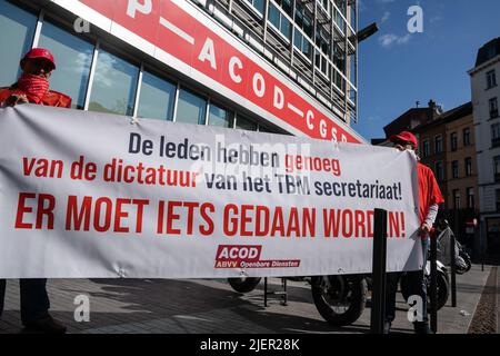 Des manifestants photographiés lors d'une manifestation pour dénoncer ce qu'ils appellent les « méthodes de la mafia » au sein du syndicat CGSP, à Bruxelles, le mardi 28 juin 2022. BELGA PHOTO JULIETTE BRUYNSEELS Banque D'Images