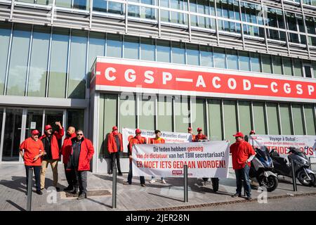 Des manifestants photographiés lors d'une manifestation pour dénoncer ce qu'ils appellent les « méthodes de la mafia » au sein du syndicat CGSP, à Bruxelles, le mardi 28 juin 2022. BELGA PHOTO JULIETTE BRUYNSEELS Banque D'Images