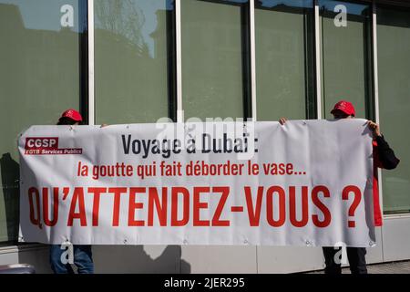 Des manifestants photographiés lors d'une manifestation pour dénoncer ce qu'ils appellent les « méthodes de la mafia » au sein du syndicat CGSP, à Bruxelles, le mardi 28 juin 2022. BELGA PHOTO JULIETTE BRUYNSEELS Banque D'Images