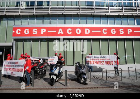 Des manifestants photographiés lors d'une manifestation pour dénoncer ce qu'ils appellent les « méthodes de la mafia » au sein du syndicat CGSP, à Bruxelles, le mardi 28 juin 2022. BELGA PHOTO JULIETTE BRUYNSEELS Banque D'Images