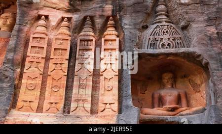 Sculpture du Mahavir Jain en position Dhyana aux grottes de Sidhhachal, fort de Gwalior, Madhya Pradesh, Inde. Banque D'Images