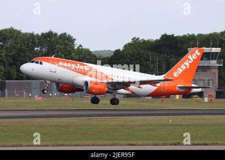 EasyJet, Airbus A319 G-EZGH, quittant l'aéroport de Stansted, Essex, Royaume-Uni Banque D'Images