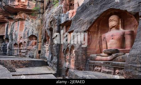 Sculptures de Jain en position de Dhyan aux grottes de Sidhhachal, fort de Gwalior, Madhya Pradesh, Inde. Banque D'Images