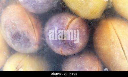 Gros plan des olives marinées dans un pot en verre Banque D'Images